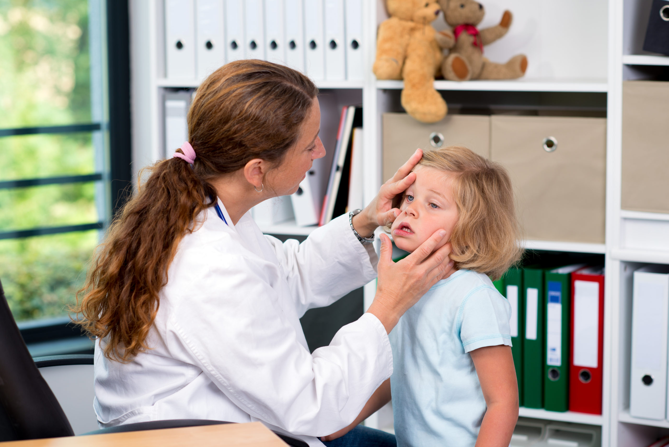 Обследования ребенка перед школой. Осмотр ребенка. Доктор осматривает ребенка. Врач и ребенок. Доктор осматривает глаза.